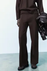 Pantalón de tiro alto color beige, con cintura elástica y pierna recta.