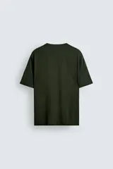 Camiseta verde oscuro de corte regular fit, cuello redondo y manga corta. Confeccionada en tejido de algodón con acabado mercerizado.
