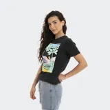 Remera negra de corte regular con estampa de paisaje de playa con palmeras y texto 'California' y 'Reef'.