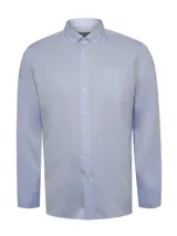 Camisa de vestir celeste claro, corte slim fit, con cuello abotonado, manga larga y bolsillo en el pecho con logo bordado.