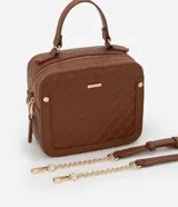 Bolso camera bag transversal mediano color beige, con cierre de cremallera, correa de mano y asa larga con detalle de cadenas desmontables.