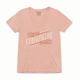 Remera color salmón con cuello en V y logo de Caterpillar estampado en el pecho.