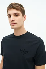 Remera negra de manga corta con logo estampado en el pecho y corte regular.