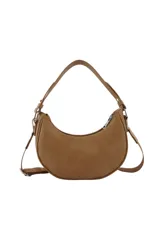 Bandolera negra de cuero sintético con textura granulada, cierre superior con cremallera, correa de hombro ajustable y desmontable, y logo de la marca grabado en el frente.