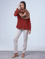 Pashmina estampada en tonos marrones y beige, de 187 cm x 82 cm.