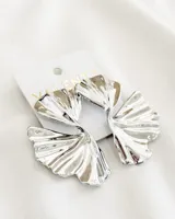 Aros colgantes plateados con forma de abanico con textura ondulada.