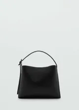 Bolso negro tipo shopper con asa corta ajustable y asa larga desmontable, cierre de imán interior y bolsillo interior con cremallera.