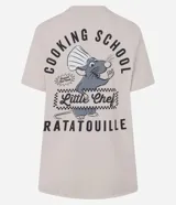 Remera de manga corta y escote redondo, color beige, con un pequeño estampado localizado en el pecho del personaje Remy de Ratatouille con el texto "Little Chef Ratatouille".