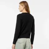 Chaqueta de punto fino negra con cuello redondo y cierre frontal con botones.