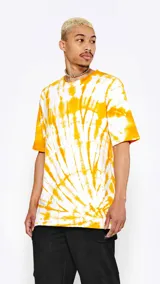 Remera oversize blanca con diseño batik en color naranja.