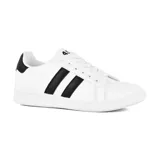 Championes urbanos blancos con detalles en negro, de caña baja y cordones.