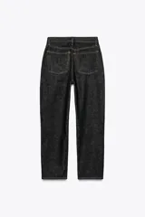 Jeans de tiro medio con corte recto, color azul denim con efecto lavado. Cuenta con cinco bolsillos, trabillas en la cintura y cierre frontal con cremallera y botón metálico.
