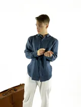 Camisa de lino color celeste, con corte ajustado, cuello estándar y manga larga.