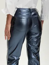 Pantalón de cuero sintético azul metalizado, de corte recto y tiro medio.