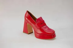 Mocasines color beige con estampado de piel de cocodrilo, plataforma y tacón cuadrado.