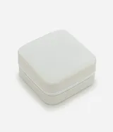 Estuche blanco rectangular de cuero sintético con cierre de cremallera y separadores internos para organizar joyas y accesorios.