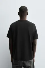 Pack de tres camisetas básicas de hombre, corte regular, cuello redondo y manga corta.