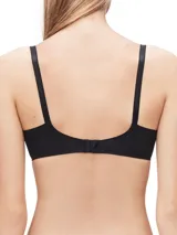 Sostén negro de microfibra con copas moldeadas con aro, breteles regulables y logo de Calvin Klein en el lateral izquierdo.