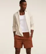 Bermuda de baño masculina confeccionada en tejido ana ruga texturizado, con lazo en la cintura, bolsillos laterales y un bolsillo trasero.