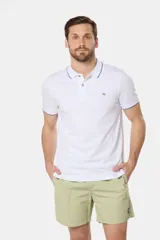 Short de baño azul vibrante, de corte clásico y largo medio, con cintura elástica y cordón ajustable. Cuenta con bolsillos laterales y suspensor de malla fina interior.