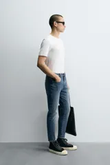 Pantalón de jean color beige, corte skinny, tiro medio, largo cropped y cinco bolsillos.