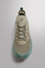 Zapatillas deportivas color beige con suela celeste, para uso diario y carreras ligeras. Parte superior de tejido de punto transpirable, puntera y talón recubiertos de material Shield Protect Max, ajuste con cordones, tirador trasero, plantilla OrthoLite
 y entresuela con tecnología Spume Foam V2.