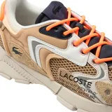 Championes Lacoste modelo L003 Neo, color negro con detalles en beige. Diseño con exterior de neopreno y malla, sistema de cordones intrincado, perforaciones llamativas y logo de Lacoste en el lateral.