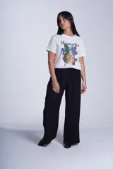 Remera color borgoña de corte recto y cuello redondo, con estampado de una flor de magnolia y texto en blanco.