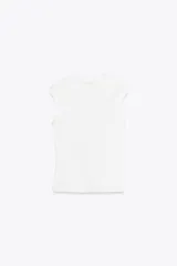 Top blanco de algodón con escote redondo, sin mangas y detalle de logo metálico en el pecho.