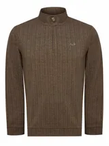 Sweater marrón con cierre parcial frontal, cuello alto y logo bordado en el pecho.