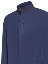 Campera polar azul con cuello alto y cierre completo. Cuenta con tres bolsillos externos con cierre y dos bolsillos internos.