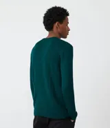 Suéter gris oscuro de viscosa con textura acanalada vertical, cuello redondo y mangas largas con puños ajustados.