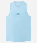 Musculosa deportiva de hombre, color celeste claro, corte regular y cuello redondo. Presenta un logo estampado en el pecho con la palabra "GAU" dentro de una figura ovalada. En el cuello tiene un texto repetido que dice "BETTER EACH DAY".