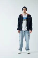 Campera de felpa color ladrillo con capucha ajustable, cierre frontal y bolsillos laterales con cierre. Tiene puños y logo bordado en la espalda.