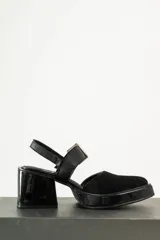 Zapato de cuero color beige con punta redondeada, taco cuadrado y correa con hebilla.