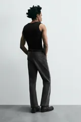 Pantalón de jean celeste de corte flare, con cinco bolsillos, efecto lavado y bajo con acabado irregular.