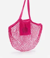 Bolsa de red color fucsia, con efecto ganchillo, correas dobles y pequeño bolsillo para guardar la bolsa.