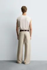 Pantalón de jean blanco, corte holgado y amplio en toda la pierna, tiro medio, tejido ligero, cinco bolsillos, efecto lavado y cierre frontal con cremallera y botón.