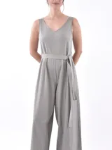 Mono largo color verde grisáceo, con breteles finos, escote en V y lazo en la cintura.