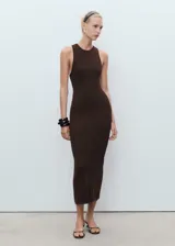 Vestido largo de punto color marrón oscuro, sin mangas, con cuello halter y diseño entallado.