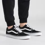 Championes Vans Ward de caña baja, color negro con detalles en blanco.