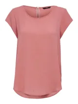 Remera color salmón de manga corta con cuello redondo.