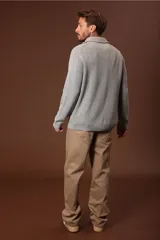 Sweater verde oscuro de punto con cuello alto y cierre de cremallera parcial. Tejido de canalé vertical.