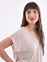 Remera color oliva con escote en V y mangas cortas.