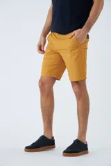 Bermuda de gabardina azul marino con logo bordado, bolsillos laterales y traseros, cierre con cremallera y botón, y presillas para cinturón.