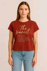 Remera gris oscuro con estampado rectangular color cobre con la frase "just imagine".