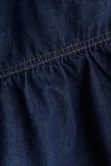 Minifalda de denim azul oscuro, de tiro bajo, con peplum y bolsillos delanteros.