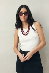 Musculosa rosa de punto acanalado con cuello redondo.