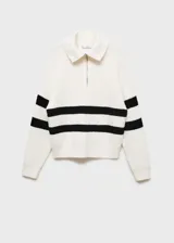 Sweater de punto grueso color blanco con rayas horizontales negras, cuello alto con cremallera y mangas largas.