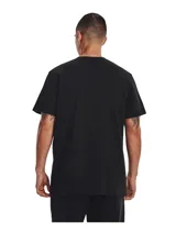 Remera celeste de hombre, marca Under Armour, de corte clásico, manga corta y cuello redondo. Presenta el logo de la marca estampado en el pecho.